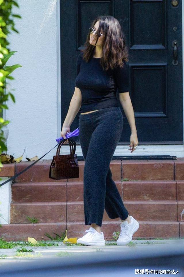 黑衣 赛琳娜黑衣造型出街，爆炸头抱萌宠状态佳，无惧微胖身材大胆秀腰