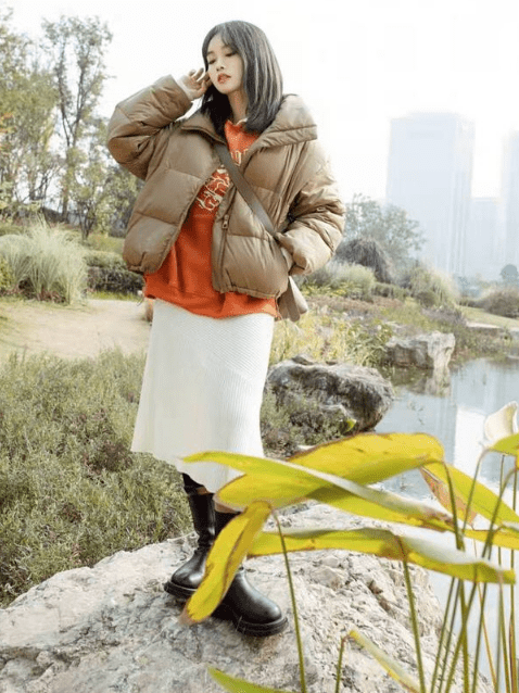 显得 短外套+长裤子才是秋冬最佳CP，小个子女生照着穿，显高又显瘦