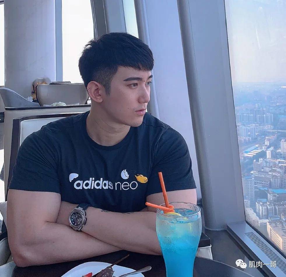 身材|94年翘臀男教练走红网络，网友直呼我可以