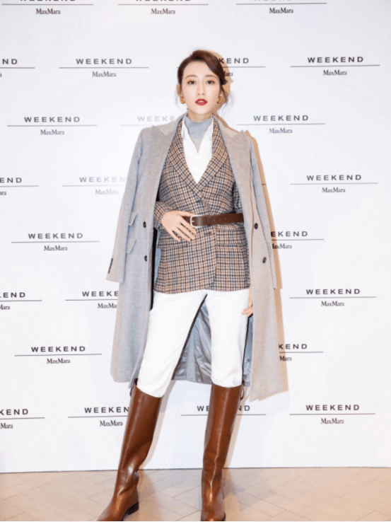 显得 冬季穿搭显瘦显高又保暖,非常的时髦