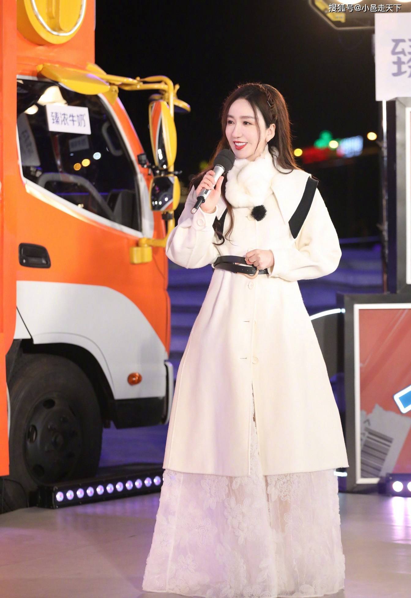 娄艺潇 娄艺潇白色毛大衣活动照合集