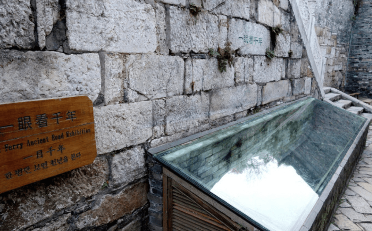 镇江西津渡有个景点,名叫"一眼千年",真的可以从明朝看到现代