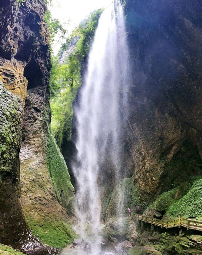 重庆一地区，风景优美、气候宜人，因《满城尽带黄金甲》而出名