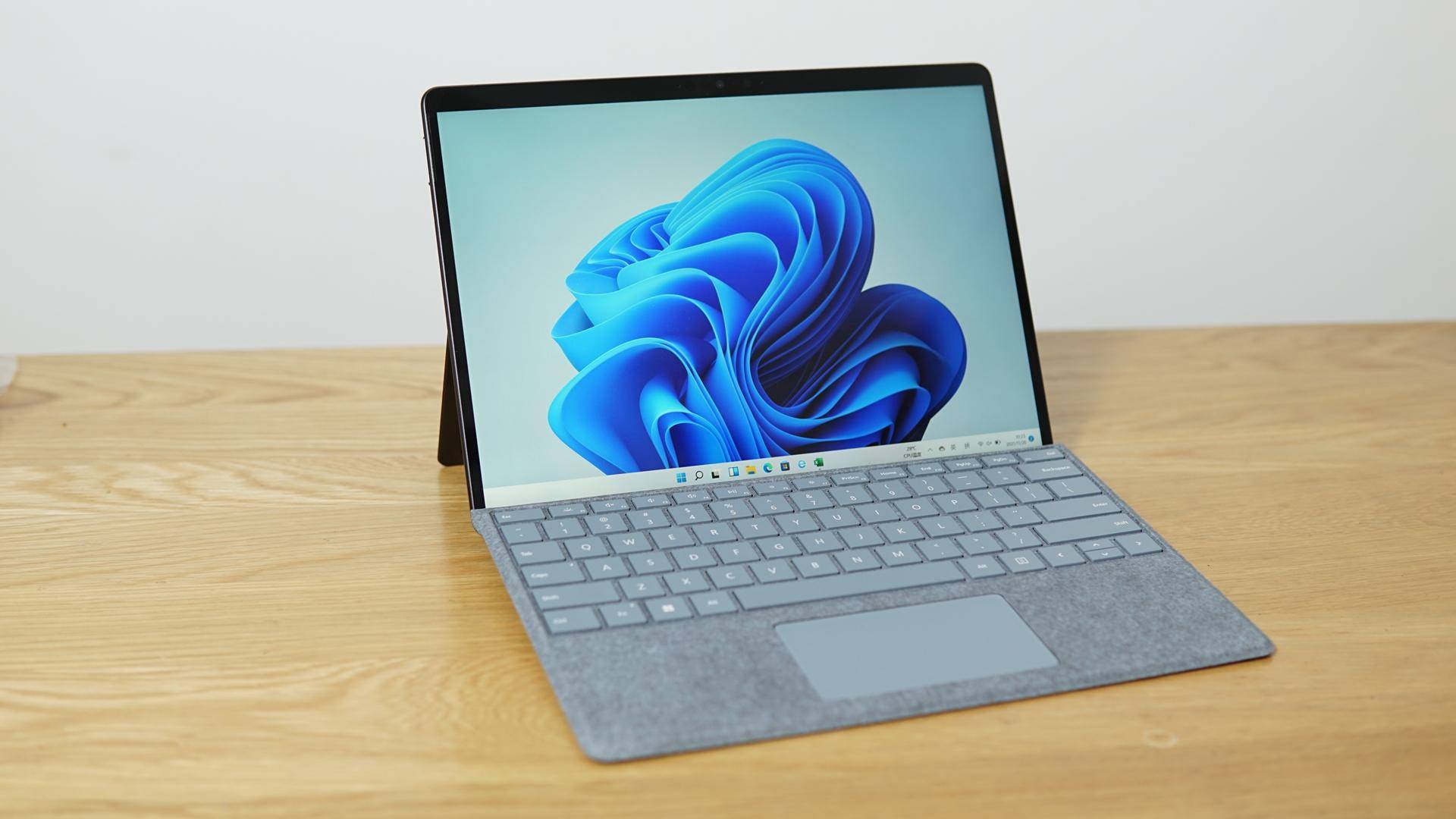 Surface Pro 8 评测：一手娱乐，一手工作，真生产力？_手机搜狐网