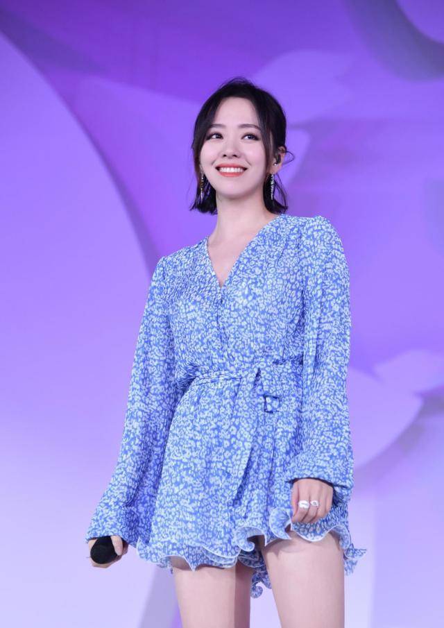 身材 张靓颖罕见机场露腿，条纹短衣大方显蛮腰，微胖身材反而更迷人