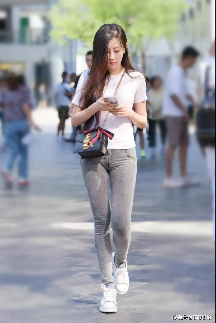 漂亮 牛仔裤、运动鞋搭配白色小T恤，美如初恋
