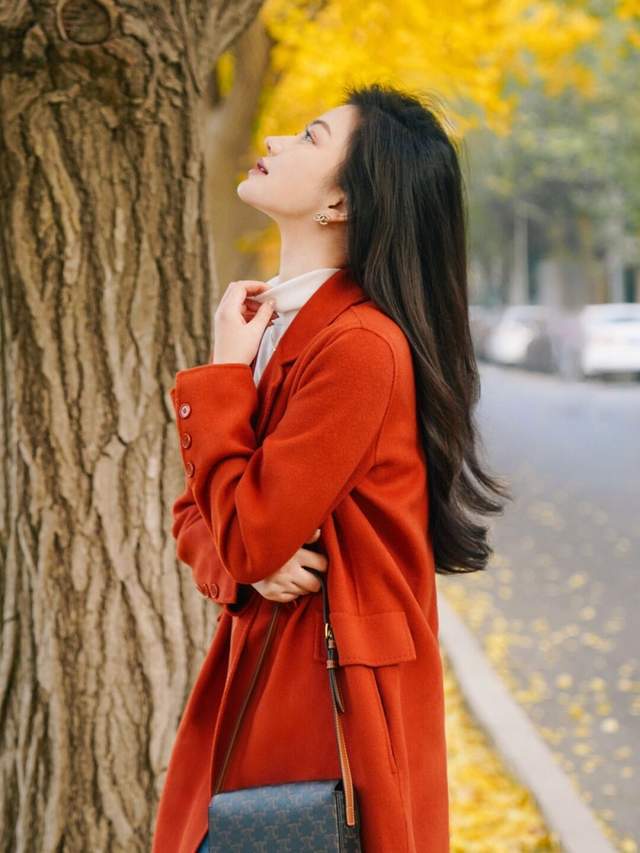 大衣 又降温了！冬天大衣别老配打底裤，换种方式更保暖时髦，漂亮大气