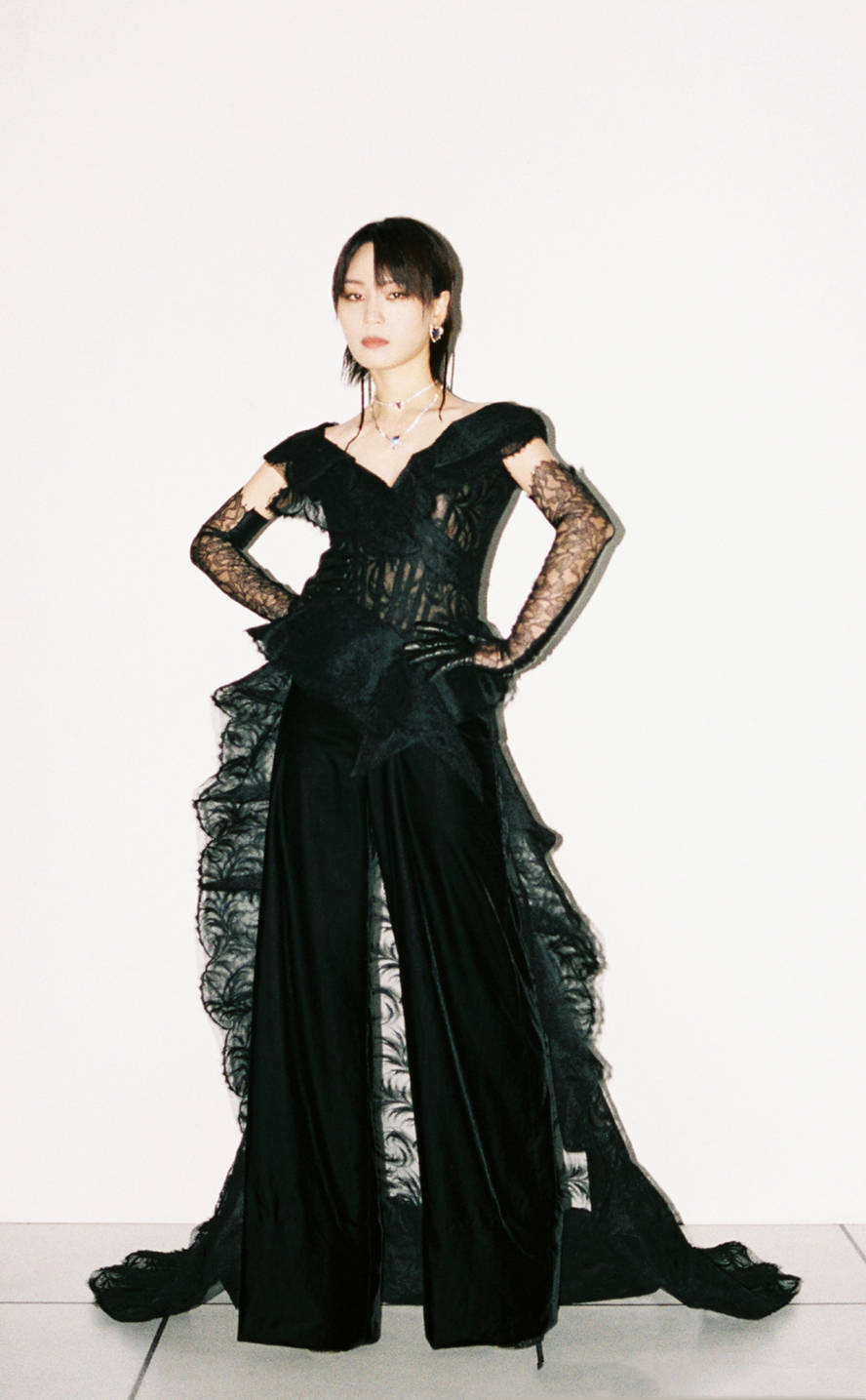 整体 周笔畅又玩新花样,两身抹胸搭配设计感拉满,造型好似冰火两重天