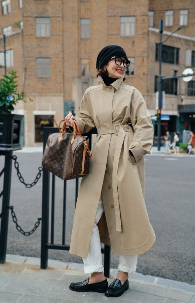 配饰 三木妈不愧是“穿搭界”的佼佼者,大衣造型减龄时髦,照穿就很美