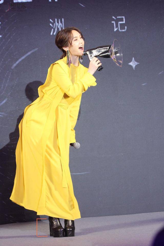 脖颈 杨丞琳穿鹅黄长裙亮相，夸张耳饰抢镜头，脚踩驴蹄靴不怕气场不够