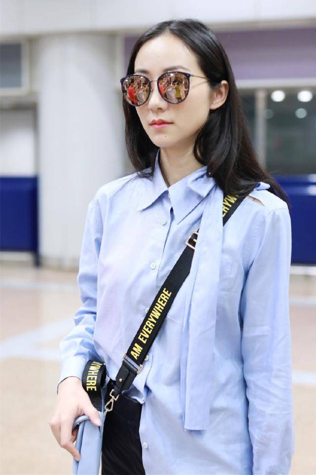 黑色 36岁韩雪黑超遮面走机场，衬衫搭配短裤随意休闲，甘蔗腿实在惊艳
