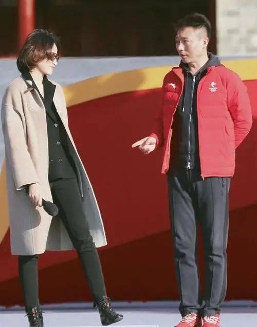 模板 董卿堪称40岁女性穿搭模板,西装叠穿大衣优雅不失干练,值得借鉴