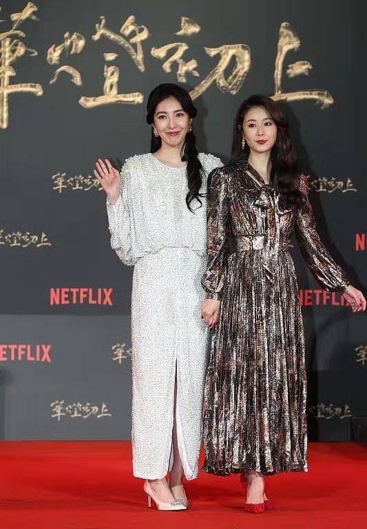 大气 林心如怎么变这样了！鎏金长裙穿出浓浓油腻感，一做大表情脸就垮