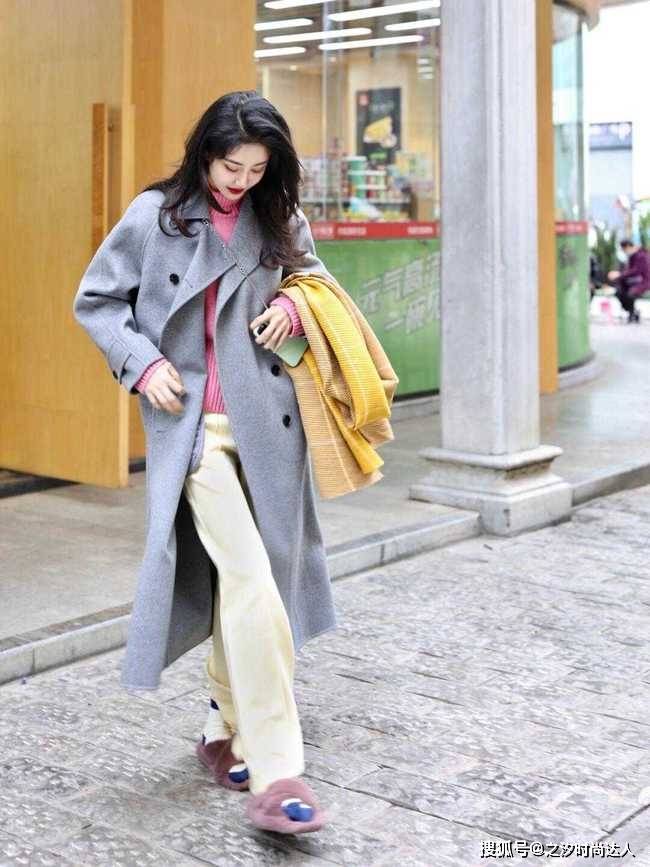 下半身 风衣在秋季很常见，最常见的颜色就是浅棕色和浅灰色了