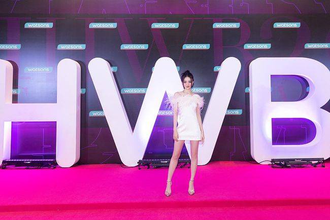 设计 徐璐这一次真的穿对了,纯白色羽毛礼裙超惊艳,展露完美身材