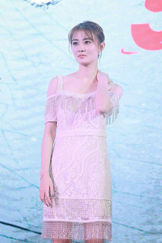 设计 徐璐这一次真的穿对了，纯白色羽毛礼裙超惊艳，展露完美身材