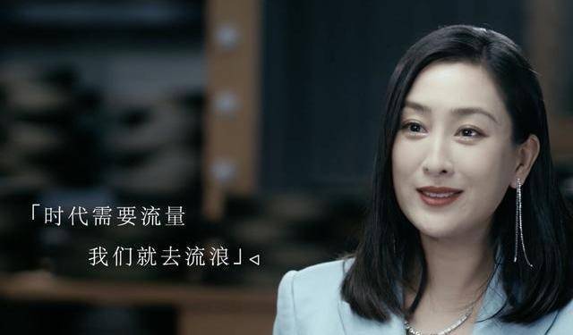 苹果型 39岁马苏近照曝光，面对火锅直舔手指，微胖穿搭却十分显瘦