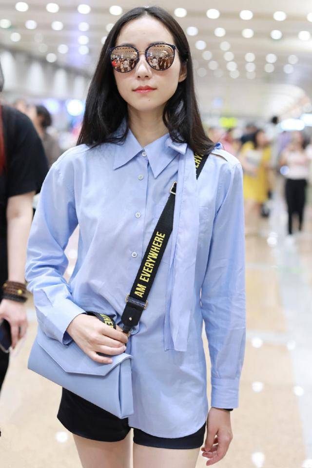黑色 36岁韩雪黑超遮面走机场,衬衫搭配短裤随意休闲,甘蔗腿实在惊艳