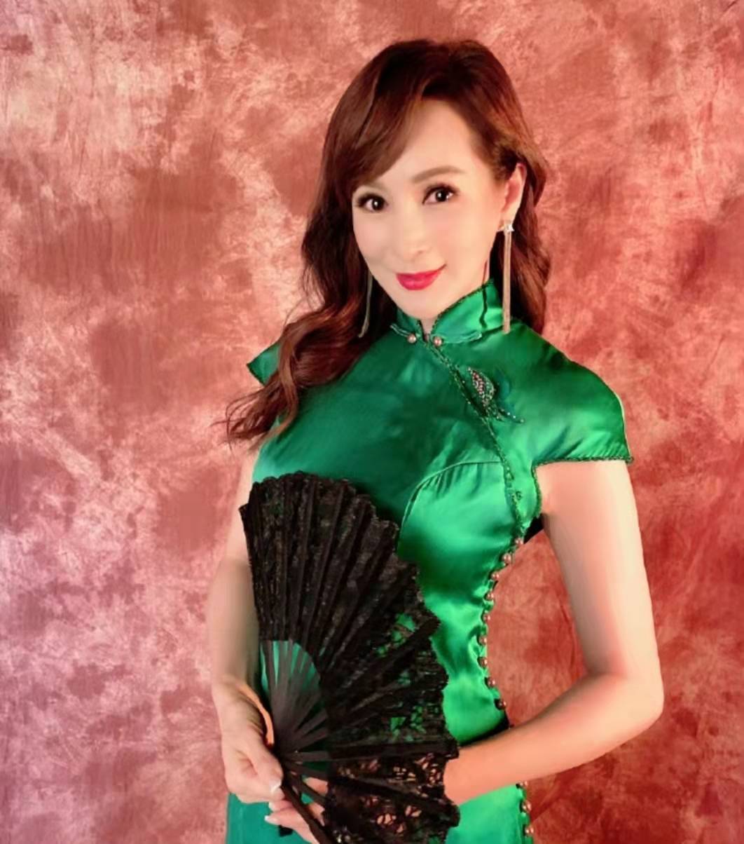 原创大秀好身材!56岁美魔女罗霖晒比基尼美照,皮肤白滑犹如少女一般
