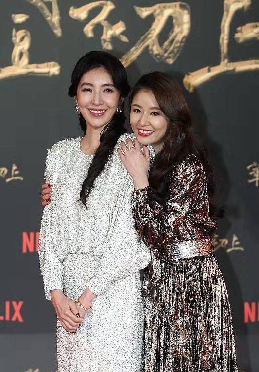 大气 林心如怎么变这样了！鎏金长裙穿出浓浓油腻感，一做大表情脸就垮