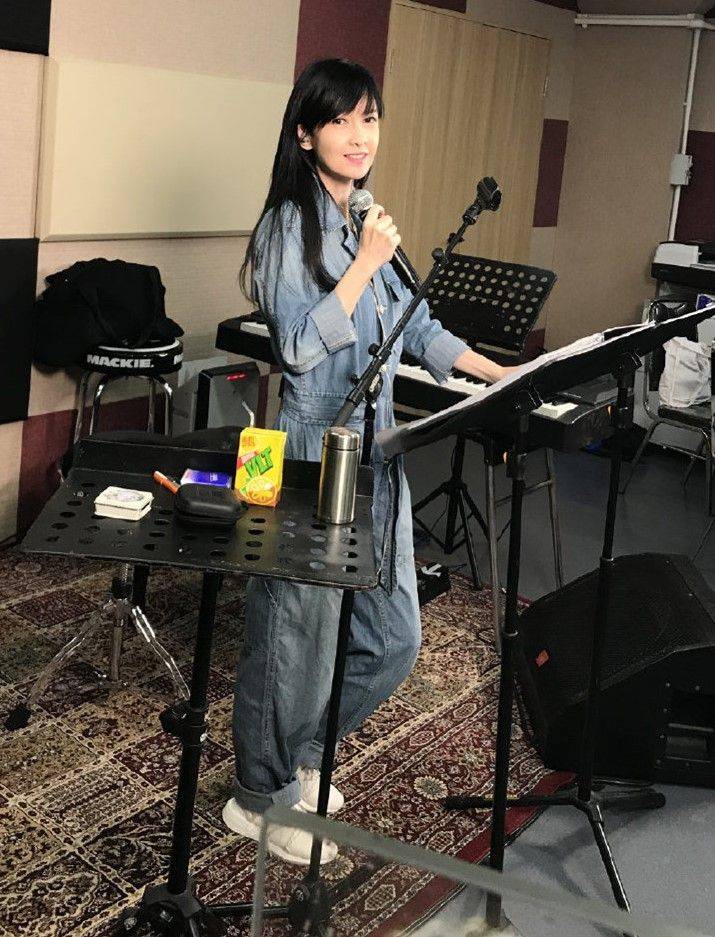 感觉周慧敏合影不怕露皱纹，大方出镜接受衰老的容颜，真实一点不装！