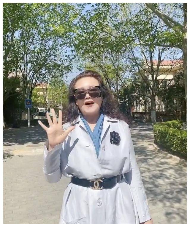 高跟 张兰是个潮奶奶,63岁穿大衣踩高跟短靴,比年轻人打扮的还时髦!