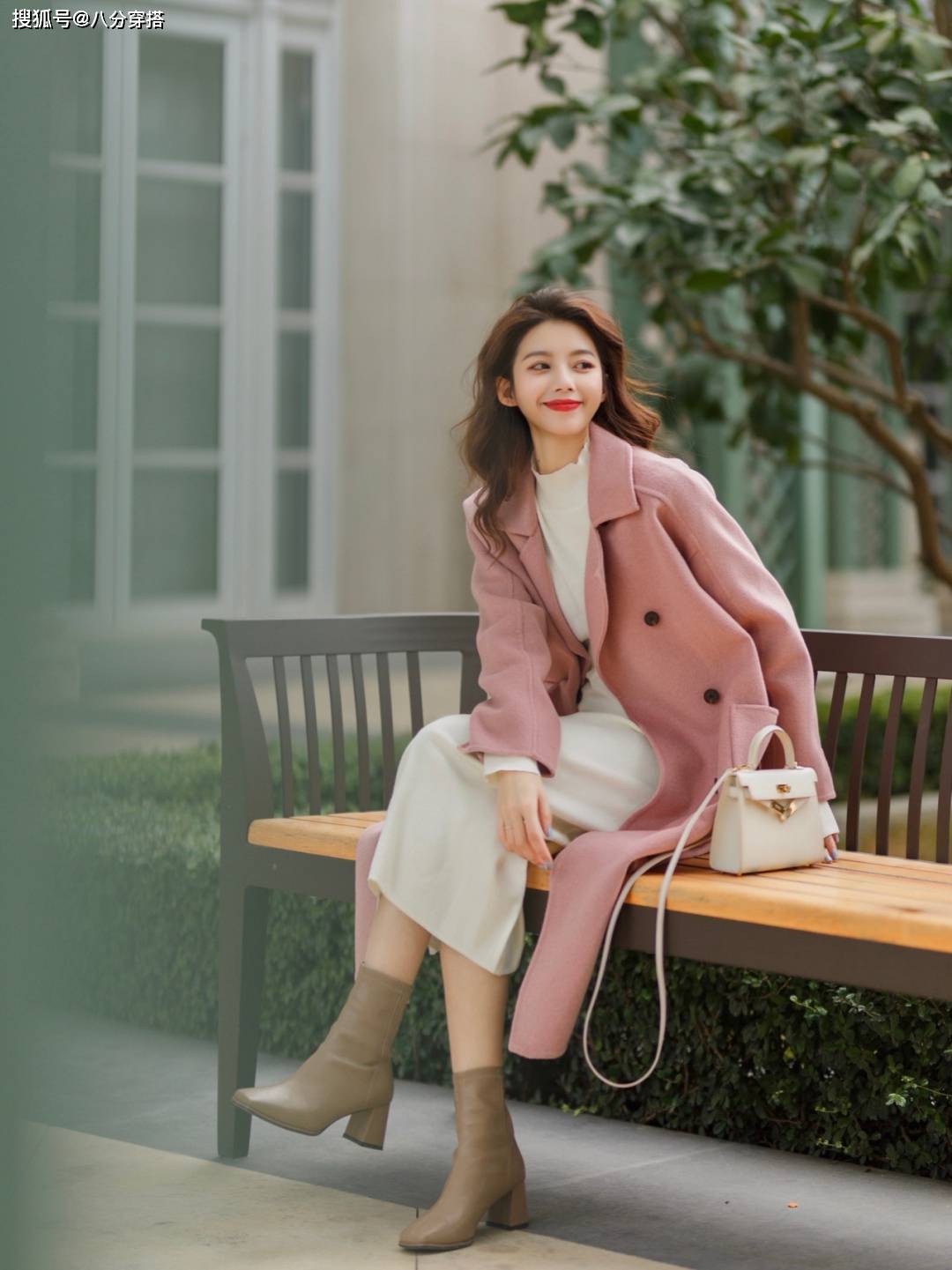 黑色 冬天穿大衣最好选这几个颜色，温柔显白不挑人，黑黄皮也能驾驭