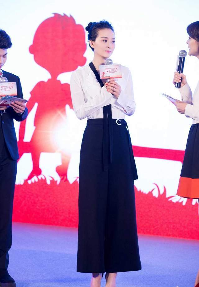 一身 “晴格格”王艳不像是74年的人，一身贵妇打扮走故宫，气质惊艳