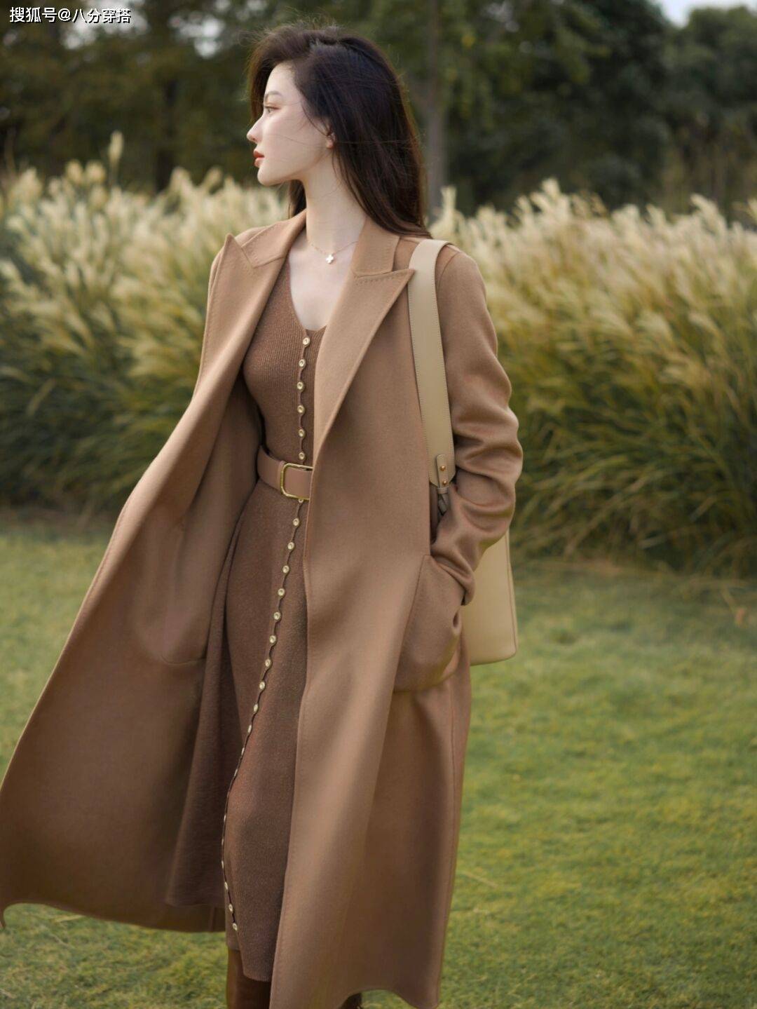 黑色 冬天穿大衣最好选这几个颜色，温柔显白不挑人，黑黄皮也能驾驭