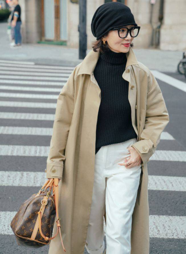 颜色 三木和妈妈人手一条的小白裤，出镜率也太高了，这样穿显瘦还高级