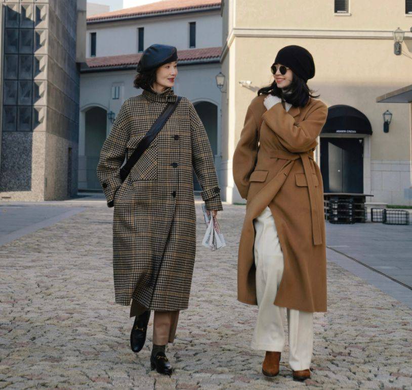 颜色 三木和妈妈人手一条的小白裤，出镜率也太高了，这样穿显瘦还高级