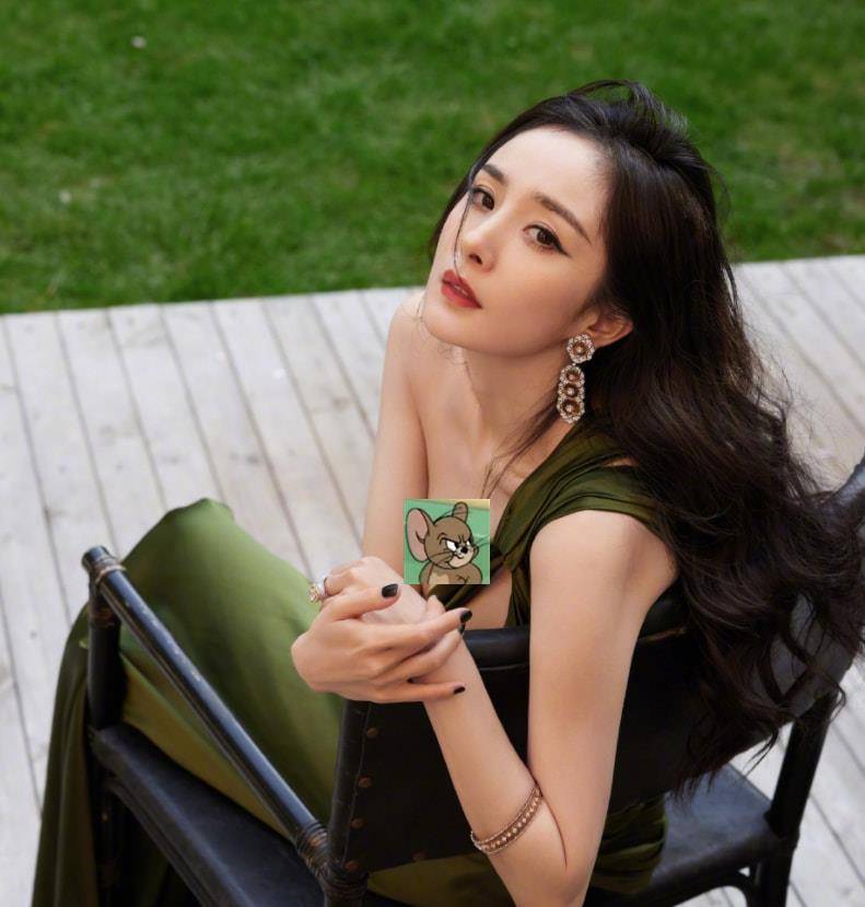 服装 85花盛典同台争艳！杨幂接连换三套服装，刘诗诗、唐嫣紧随其后