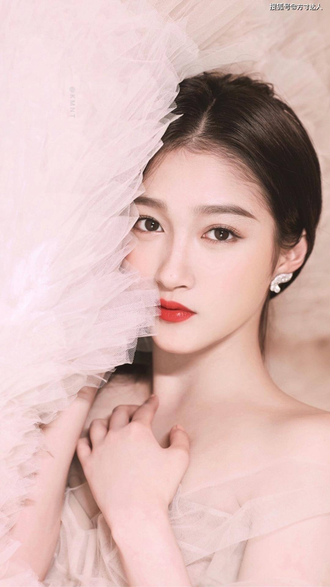 黑色 172cm关晓彤与166cm李宣美，时装周同框比美，不是腿长就能赢