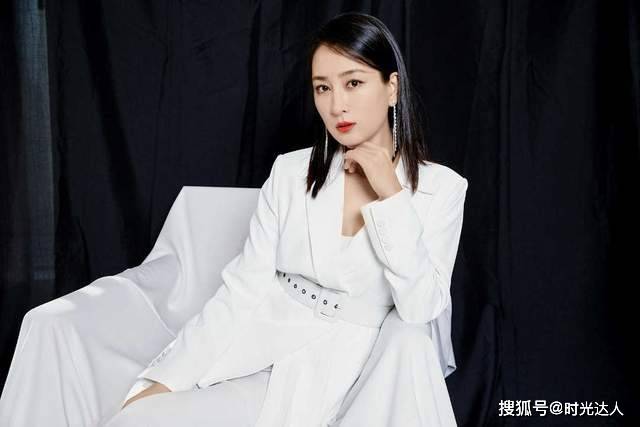 马苏 马苏的私服搭配太聪明，穿搭偏爱简约风，黑白配再戴格纹帽真时髦