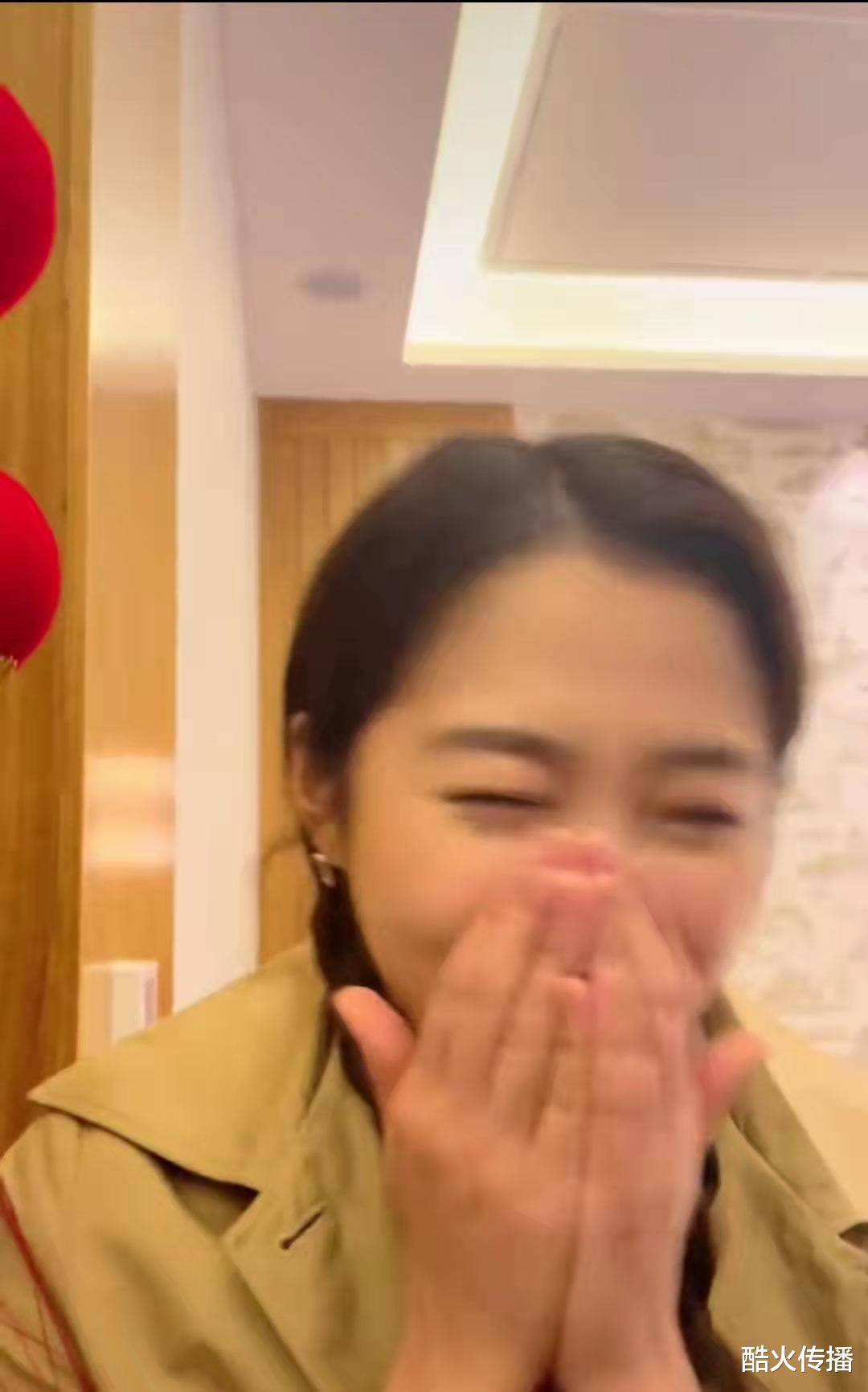 魔性|明星也是5G冲浪选手，关晓彤再次演唱“穷叉叉”，贾玲笑得真“魔性”