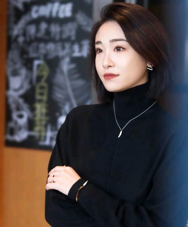 黑色 这才是毛衣的正确穿搭，简单优雅又减龄，轻松穿出20岁的感觉