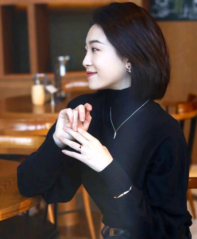 黑色 这才是毛衣的正确穿搭，简单优雅又减龄，轻松穿出20岁的感觉