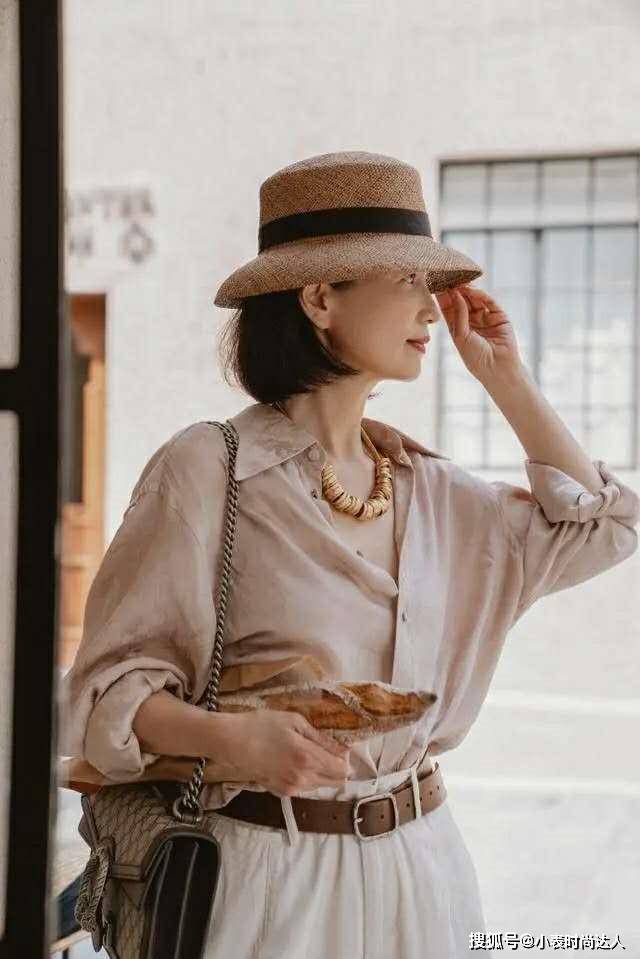 衬衣 女人过了50岁少穿T恤短裤,瞧三木妈妈这样来穿,优雅知性又时髦