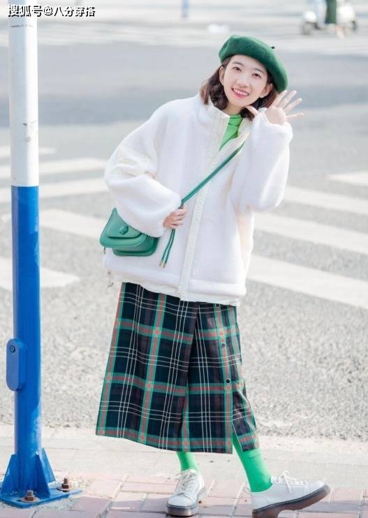短袜 今年流行这几款半身裙,优雅温柔又百搭,照着穿准没错