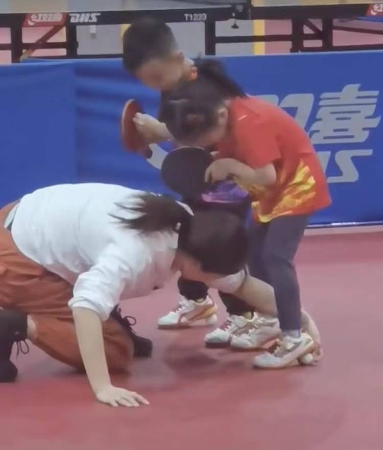 双腿|王楠安排女儿悬空踩球，双腿跪地教导孩子，严格督促：不许偷懒！