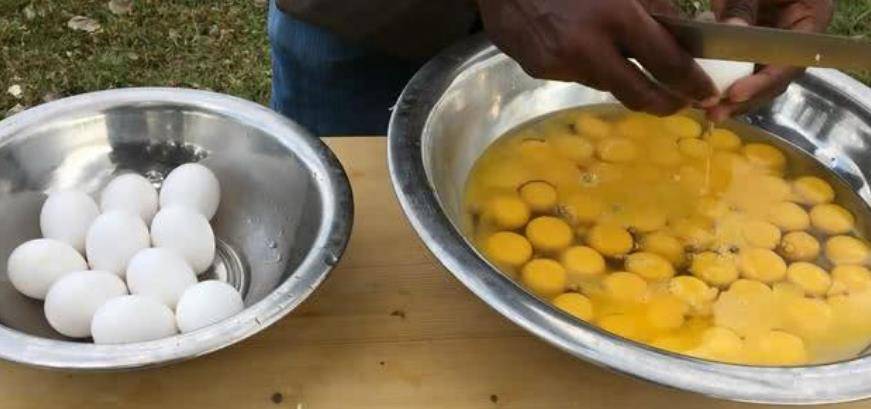 什么|印度小伙用40只螃蟹和100个鸡蛋做菜,网友:看着就没胃口