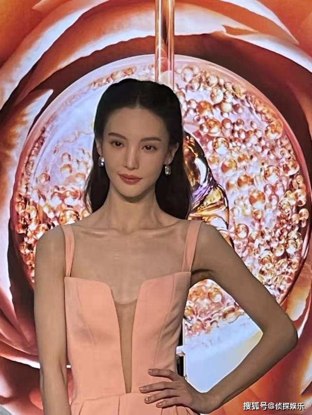 在另一视角下,金晨的锁骨窝以及排骨胸愈发抢镜,纤纤细腰,估计她自己