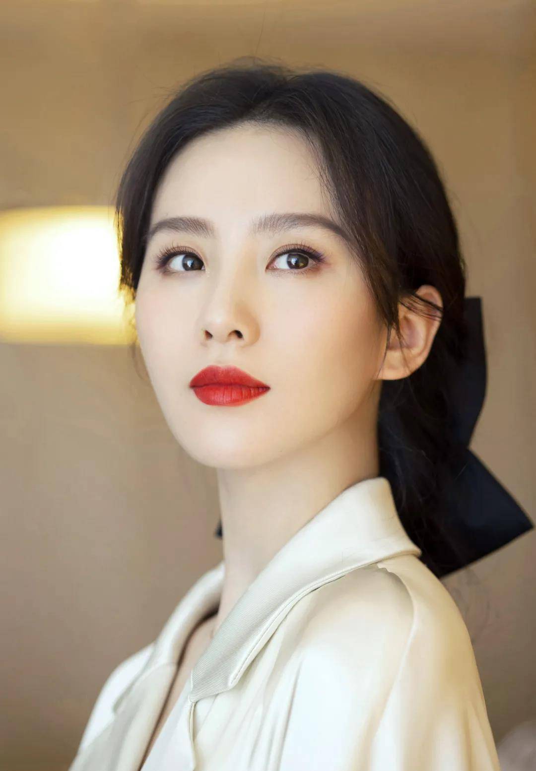 杨单靠富家千金妆出圈的欧阳娜娜，这次美成了鞠婧祎2.0？