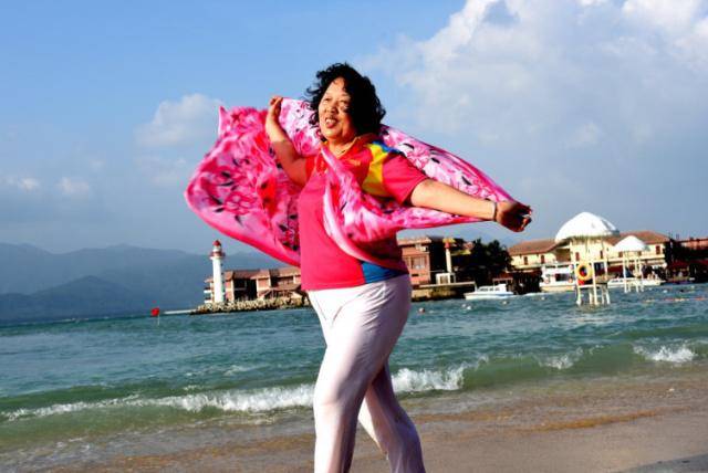 章子怡的游客照堪称阿姨辈的典范!戴花丝巾照样高级,气质是真好_大妈