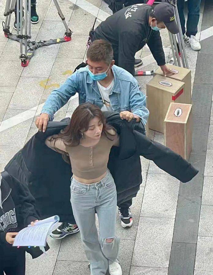 身材 殷桃拍戏花絮,片场穿针织衫牛仔裤演啥像啥,老戏骨还是少女身材