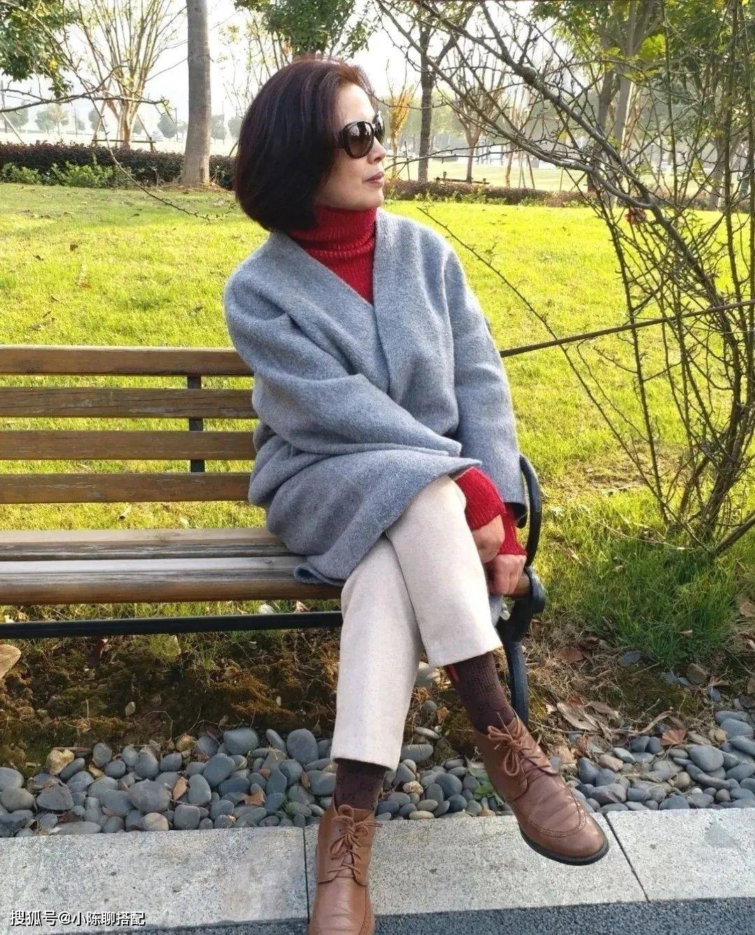 多花钱 50+女性冬季穿搭记住这2点,无需多花钱,就能体面又精致