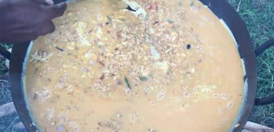 什么|印度小伙用40只螃蟹和100个鸡蛋做菜,网友:看着就没胃口