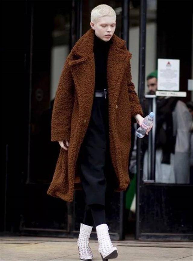 方面 女人过了50岁,不管穿大衣还是羽绒服,少搭这4双鞋,邋遢掉档次