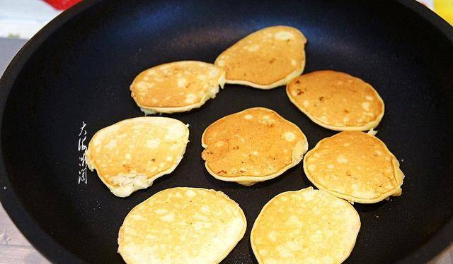 做法|鸡蛋面粉加香蕉，孩子最爱的早餐饼，松软香甜，能量满满