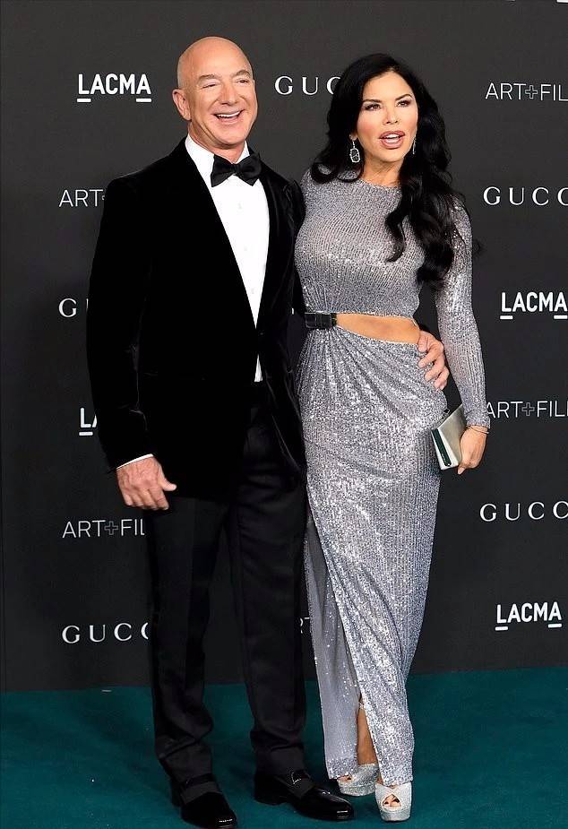 身材 世界首富和未婚妻度假！51岁未婚妻穿芭比粉秀性感，相拥着太甜蜜